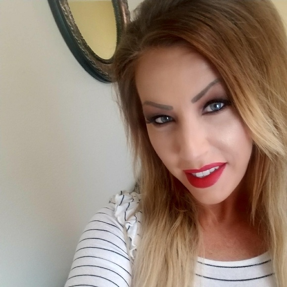 Meet your Posher, Amanda - Picture 2 of 3